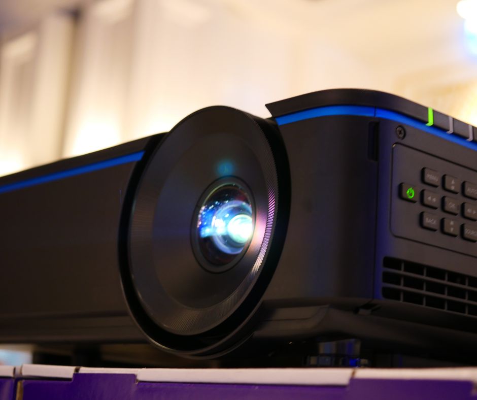 Cómo elegir el mejor proyector 4K para tu casa? - Blog JetComputer